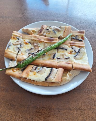 Kaşarlı Mantarlı Pide