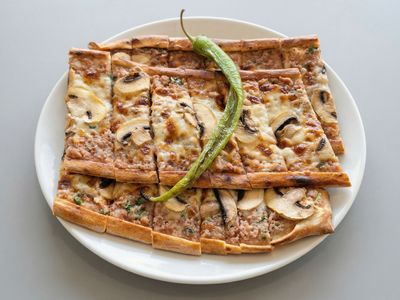 Kuşbaşılı Kaşarlı Pide