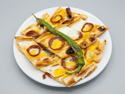 Sucuklu Yumurtalı Pide
