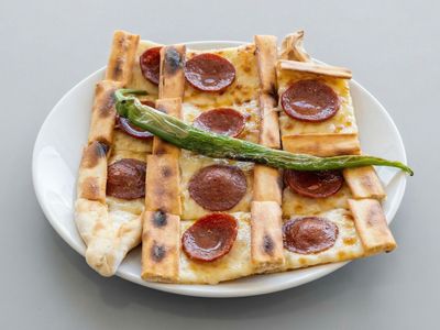 Sucuklu Kaşarlı Pide
