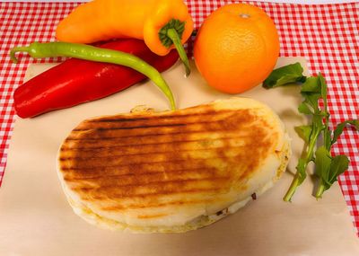 Kavurmalı Kaşarlı Bazlama Tost