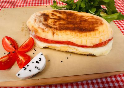 Salamlı Kaşarlı Bazlama Tost