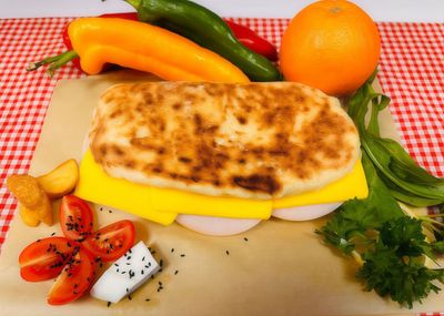 Cheddar Peyniri Bazlama Tost