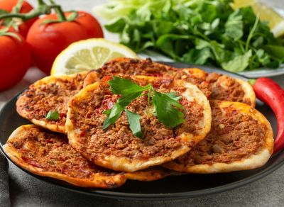 Kaşarlı Fındık Lahmacun