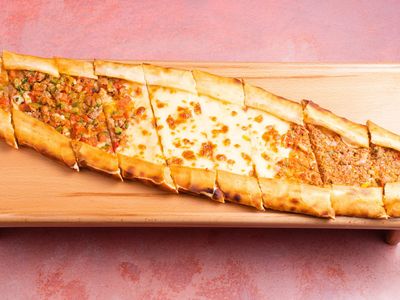 Kıymalı Kaşarlı Pide