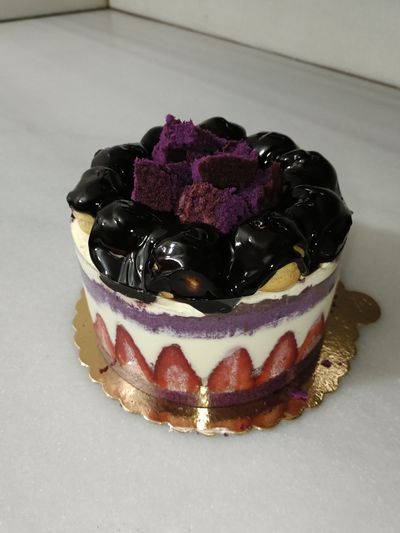 Çilek Profiterollü Pasta (6 Kişilik)