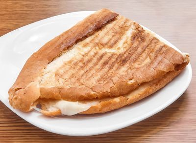 Tam Ekmek Arası Kaşarlı Sanayi Tostu