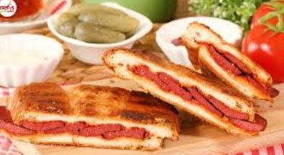 Yarım Ekmek Arası Sucuklu Sanayi Tostu