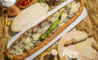 Kavurmalı Kaşarlı Pide