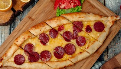 Kaşarlı Sucuklu Pide