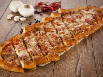 Kuşbaşılı Kaşarlı Pide
