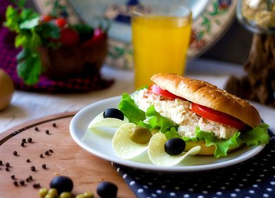 Apiko Amerikan Salatalı Salçalı Sosisli Sandviç