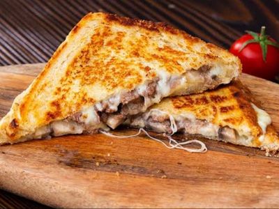 Kavurmalı Kaşarlı Tost