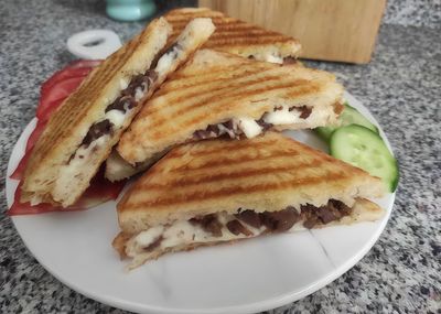 Kavurmalı Kaşarlı Tost