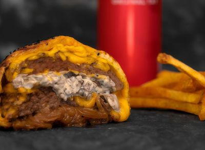 Calzone Eggie Burger Menü