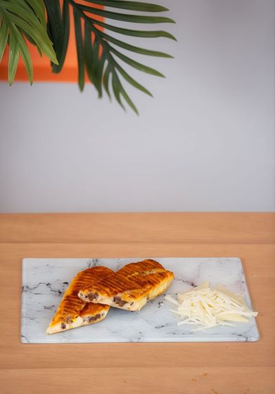 Çeyrek Ekmek Arası Kavurmalı Kaşarlı Tost