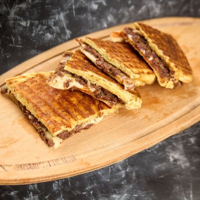 Kavurmalı Kaşarlı Tost