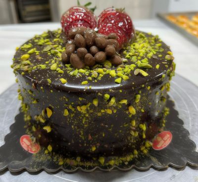 Çilekli Fıstıklı Pasta (8 Kişilik)