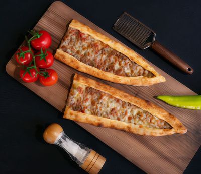 Kıymalı Kaşarlı Pide