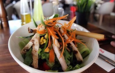 Izgara Tavuklu Salata