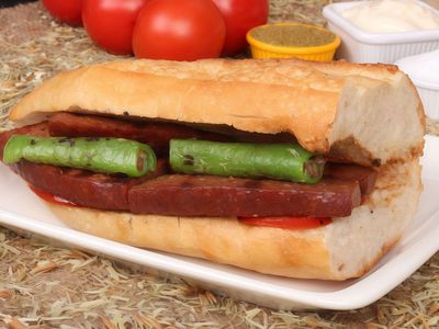 Yarım Ekmek Arası Sucuk