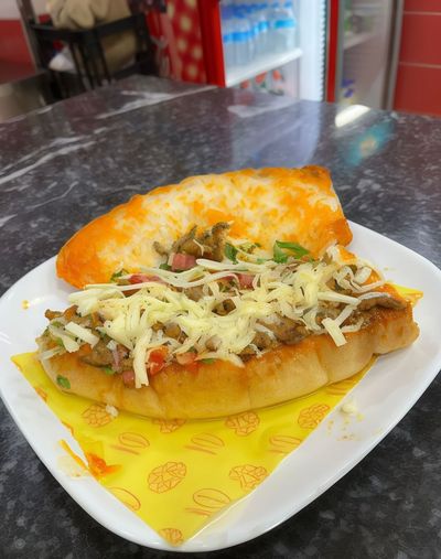 Yarım Ekmek Arası Kaşarlı Et Tantuni