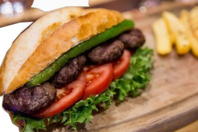 Klasık Yarm Ekmek Arası Köfte