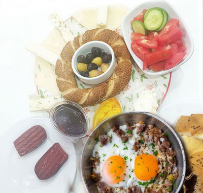 Kavurmalı Yumurta Kahvaltı Tabağı