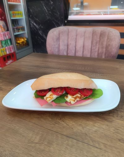 Pestolu Hellimli Dana Jambonlu Sandviç