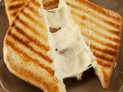 Beyaz peyni̇rli̇ kaşarli tost