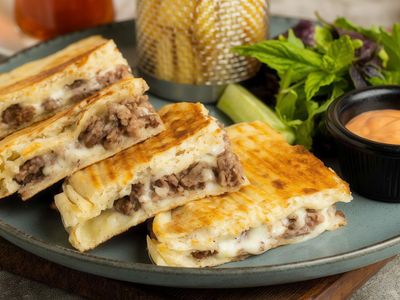 Kaşarlı kavurmali tost