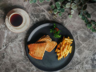 Beyaz Peynirli Domatesli Tost