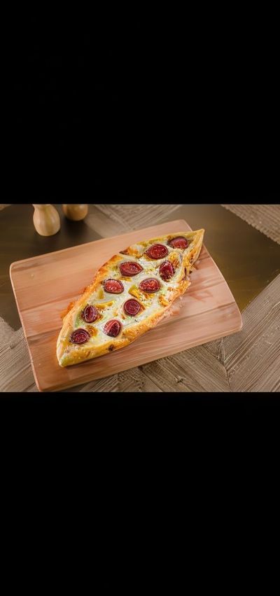 Sucuklu Kaşarlı Karadeniz Pidesi