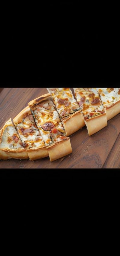 Kuşbaşılı Kaşarlı Karadeniz Pidesi