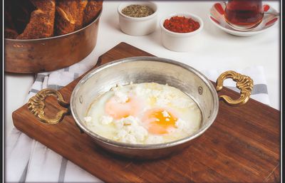 Beyaz Peynirli Sahanda Yumurta