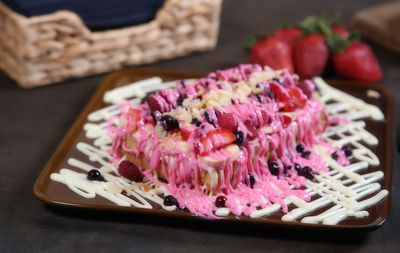 Frambuazli Soslu Muzlu Çi̇lekli̇ Orman Meyveli̇ Beyaz Çi̇kolata Soslu Waffle 2 Ki̇şi̇li̇k