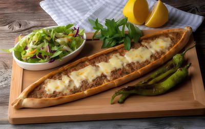 Kıymalı Kaşarlı Pide