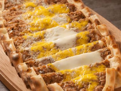 Kıymalı Yumurtalı Pide