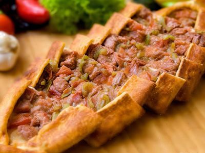 Kuşbaşılı Kaşarlı Pide