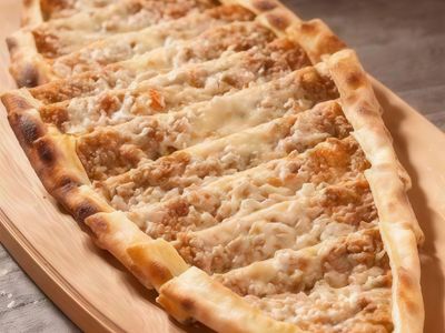 Kıymalı Kaşarlı Pide