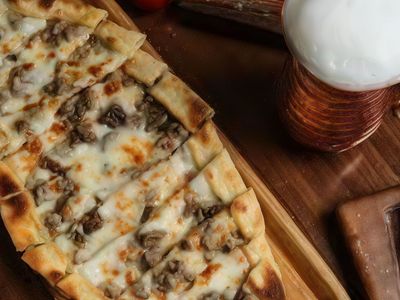 Kavurmalı Kaşarlı Pide