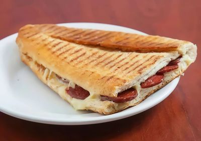 Sucuklu Kaşarlı Tost (Dana sucuk)