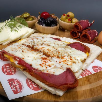 Pastırmalı Yumurtalı Kaşarlı Tost