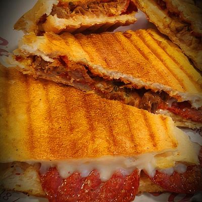 Sucuklu Kavurmalı Kaşarlı Tost