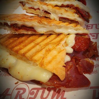 Sucuklu Pastırmalı Kaşarlı Tost