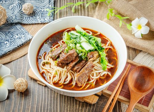 高雄市鼓山區美食 空廚牛肉麵南屏店 網友評價 菜單 推薦餐點 食記 外送優惠 飢餓黑熊app