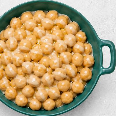 Fresh whole chickpeas seeds