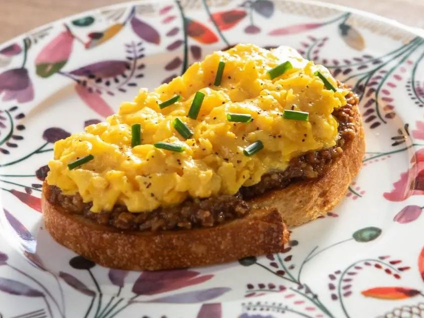 scrambled egg on brown toast
