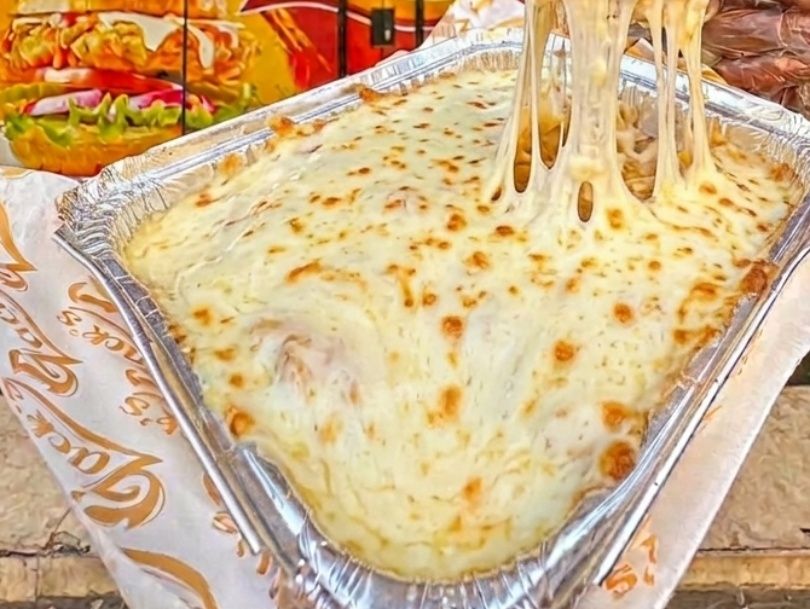 Fried chicken pizza with cheese sauce