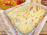 Fried chicken pizza with cheese sauce